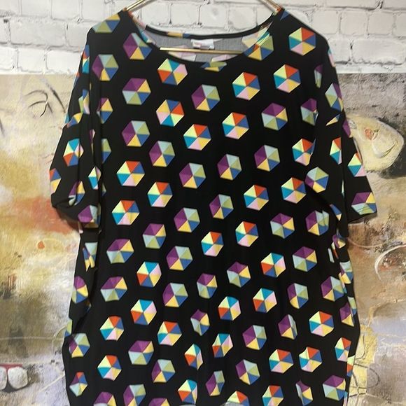 LuLaRoe  IMA Hexagon high-low geometric tunic medium - Picture 3 of 9